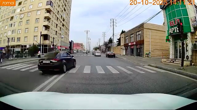 Qırmızıda dayanmayıb qoşa xəttin üzərindən şütüyən sürücü təhlükə saçdı - VİDEO