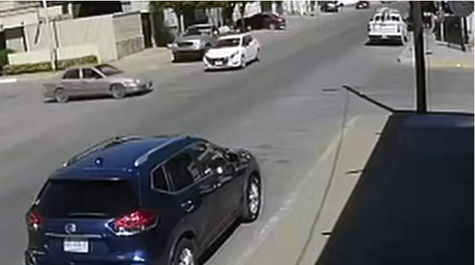 Qadın sürücü qayda pozub qəza törətdi – Maşından düşüb asfalta çırpıldı - VİDEO 