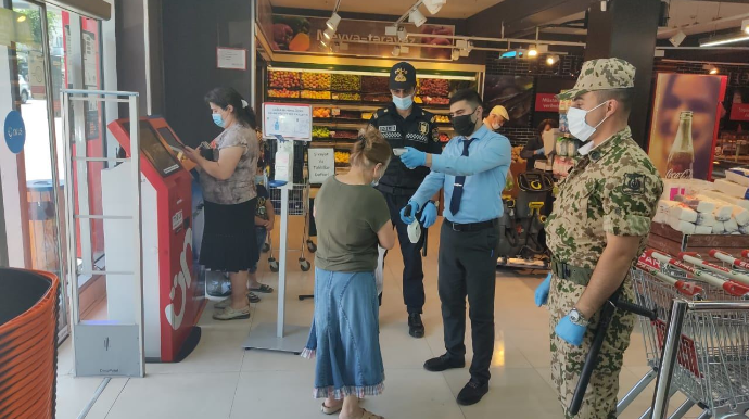 Bakıda marketlərdə polis postları yaradıldı,  maskasız giriş qadağan edildi - FOTO 