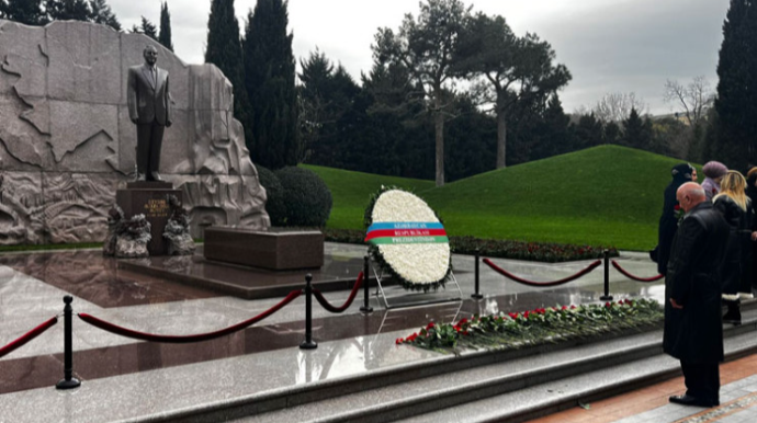 Əli İnsanov Heydər Əliyevin məzarını ziyarət etdi  - FOTO