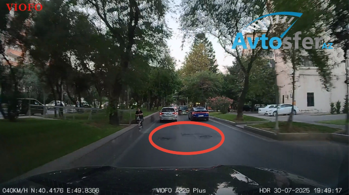 Bu yoldakı lyuklar sürücüləri boğaza yığıb - VİDEO