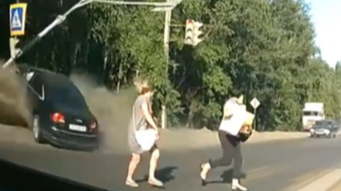 Qırmızıdan keçən “Audi” “zebra”da gənc ailəni belə vurdu - VİDEO