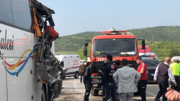 Türkiyədə yük maşını ilə avtobus toqquşdu: Ölən və yaralananlar var - FOTO 