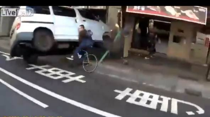 Maşının altında qalmaqdan son anda xilas olan velosiped sürücüsü – ANBAAN VİDEO