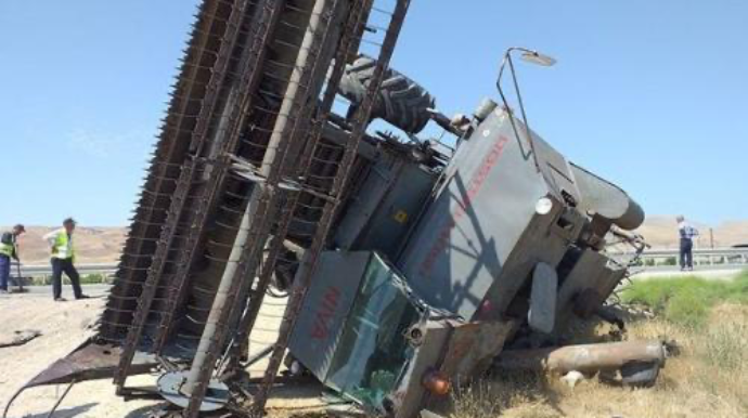 Трагедия в Сабирабаде: комбайнёр погиб в аварии во время сбора хлопка - ВИДЕО