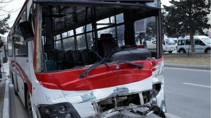 В Баку водитель автобуса совершил наезд на пешехода
