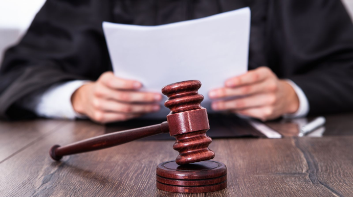 Bakıda nəvəsi az bal toplayan qayınata gəlininə xəsarət yetirdi 