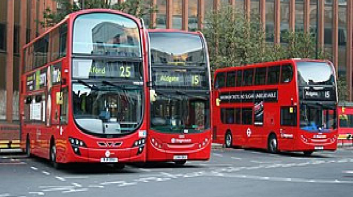 Avtobus çaya düşdü - 17 nəfər yaralandı