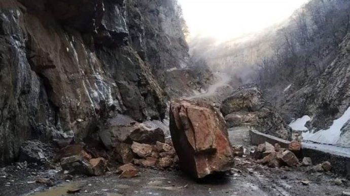 Quba-Xınalıq yolunda dağdan qopan qaya yolu bağladı