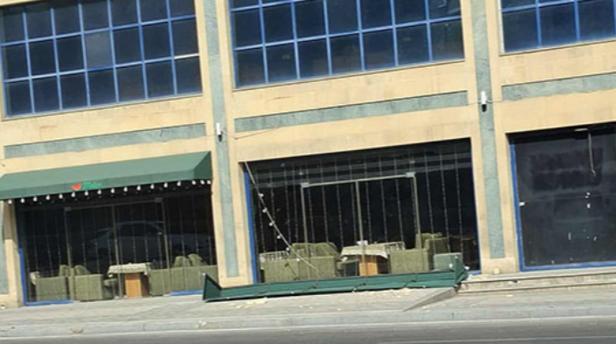 Bakıda restoranın reklam lövhəsi uçdu - Üzlük daşları yola dağıldı