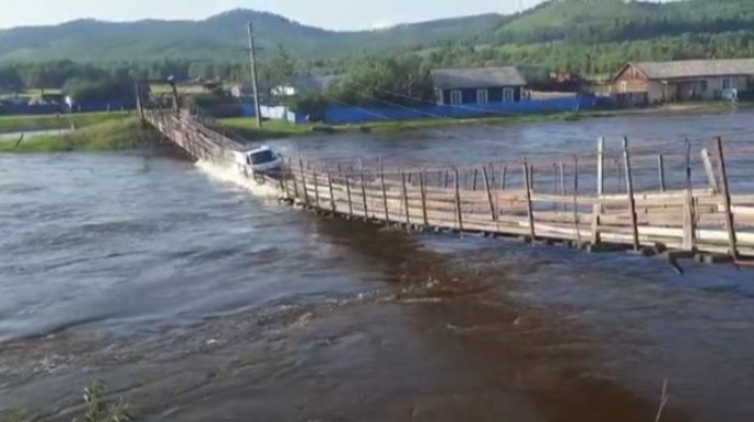Asma körpüdən keçən yük maşını çaya yuvarlandı - VİDEO