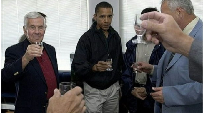 В интернете появилось фото Барака Обамы в России с рюмкой водки