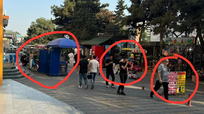 Bakıda sahibkarlar metronun girişini “talkuçka”ya çevirib – VƏTƏNDAŞ ŞİKAYƏTİ - FOTO