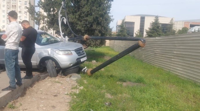 Gəncədə maşın dirəyə çırpıldı, sürücü yaralandı - FOTO