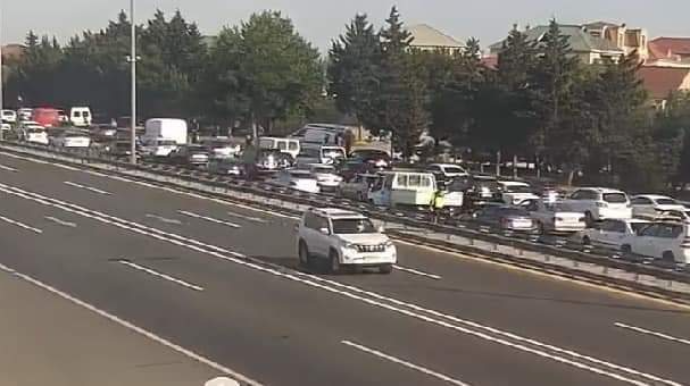 Heydər Əliyev prospektində qəzaya görə uzun tıxac yaranıb  - FOTO