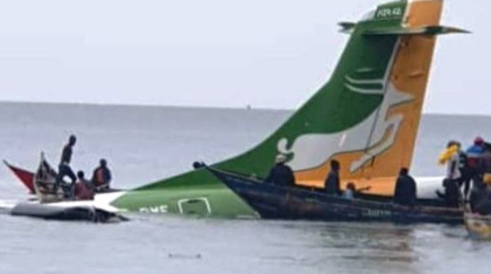 Afrikada göyərtəsində 53 nəfərin olduğu təyyarə gölə düşüb - VİDEO