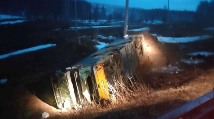 Avtobus aşdı:  2 ölü, 15 yaralı var