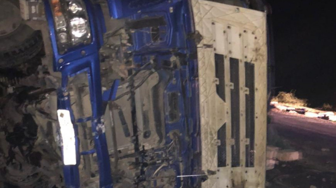 Şəkidə yük maşını aşıb, xəsarət alan var - FOTO 