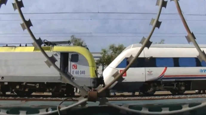 Türkiyədə sərnişin qatarı qəzaya uğrayıb, yaralananlar var  - FOTO