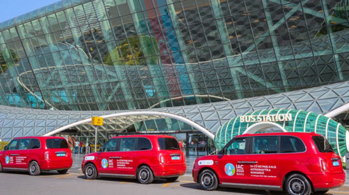 В аэропорту будут работать таксисты, знающие иностранные языки: новые правила одной компании