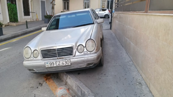 Maşını səkidə park edərək piyadaların yolunu kəsdi - FOTO