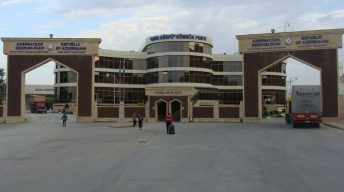 AYNA:  На таможенном посту "Красный мост" ожидают 450 автомобилей