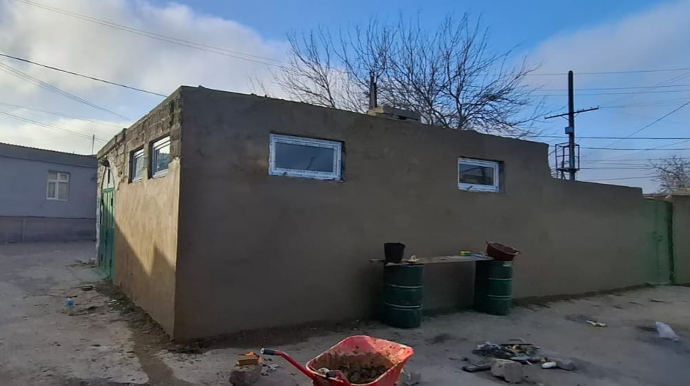 Tarixi məscidin divarlarına suvaq vurdular - FOTOLAR