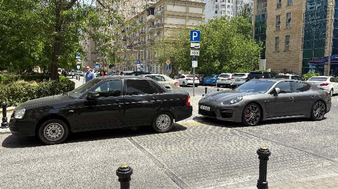 Sürücülər parkinqə pul ödəməmək üçün maşını piyada keçidinin üstündə saxladı - FOTO 