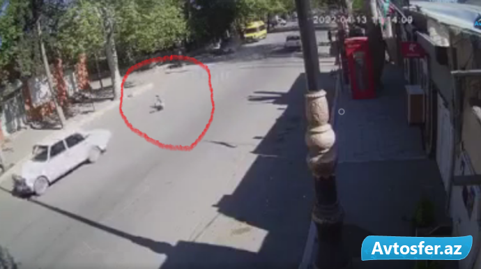 Gəncədə sürətlə gedən “07” iki piyadanı belə vurdu; biri ölüb - REAL VİDEO 