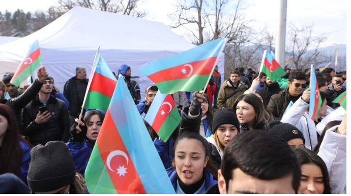 Xankəndi yolunun üzərində növbəti dəfə Azərbaycan bayraqları dalğalandırıldı 