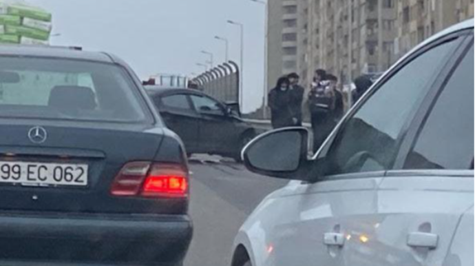 Bakıda yük maşını ilə minik avtomobili toqquşub- tıxac yaranıb