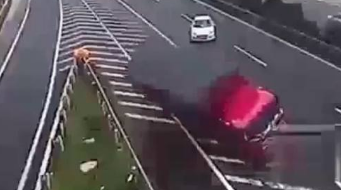 Yolun ortasında dayanan sürücü aləmi bir-birinə qatdı - VİDEO