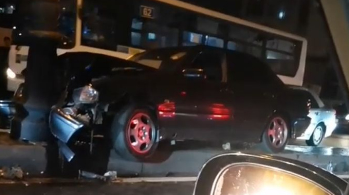 Bakıda qəza baş verib – “Mercedes”  dirəyə çırpılıb  - VİDEO