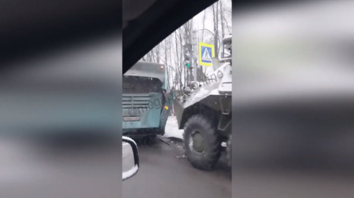 Sərinişin avtobusu "BTR"lə TOQQUŞDU  - VİDEO