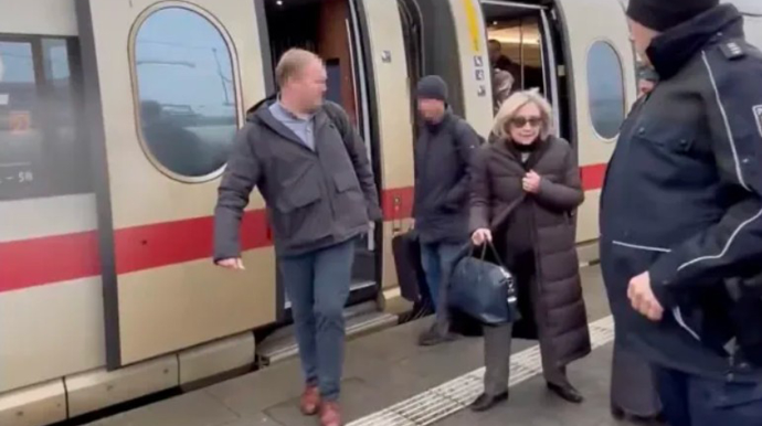 Hillari Klinton qatardan düşərkən görüntüləndi - VİDEO