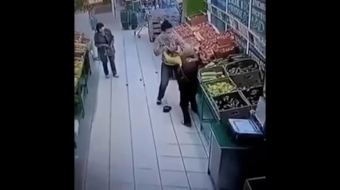 Bıçaqlı qadının mağaza işçisinə hücumu təhlükəsizlik kameralarında - ANBAAN VİDEO