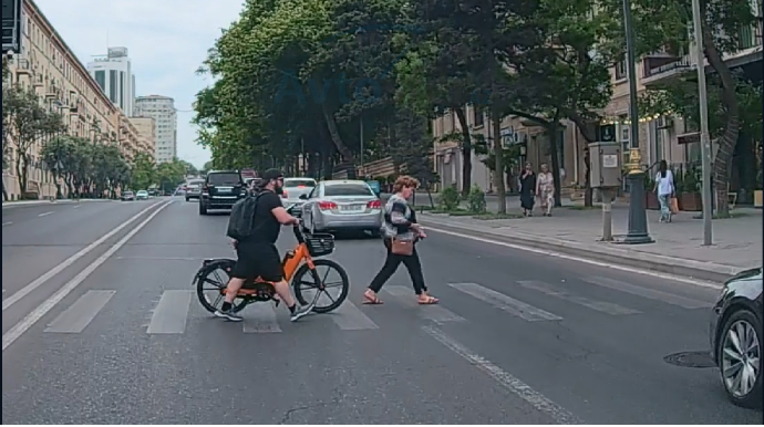 В Баку примерное поведение велосипедиста попало на камеру — ВИДЕО