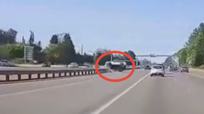 "Ara işləyən" sürücü dəmirlərə çırpılıb əks yola aşdı - VİDEO