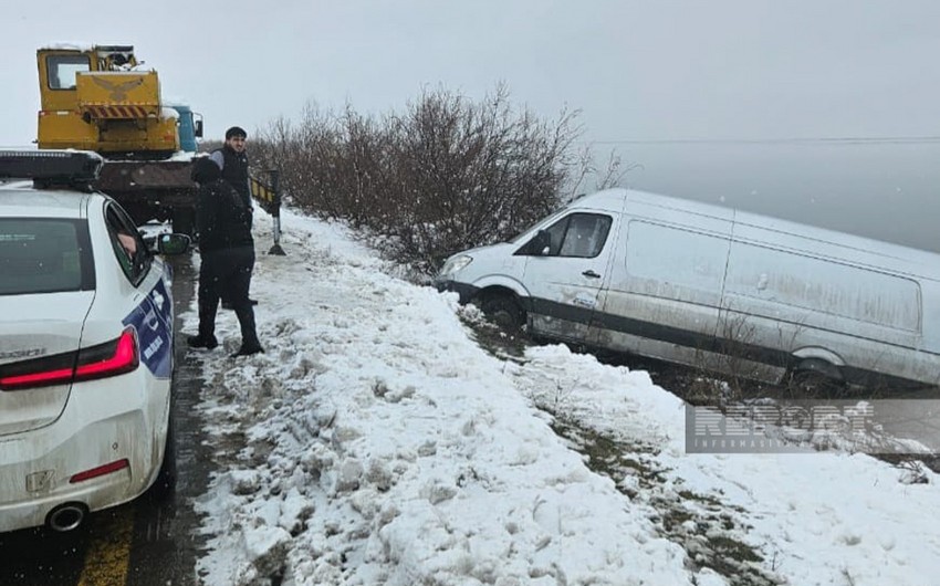 "Mercedes" və "Nissan" qarlı yolda idarəetməni itirib aşdı   - FOTO
