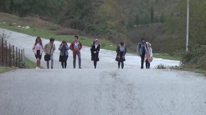 Azərbaycanda bu şagirdlər məktəbə getmək üçün 5 saat yol gedirlər - VİDEO 