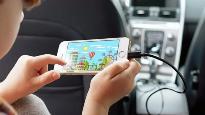 İsti havada avtomobillərdə mobil telefon saxlayanlara XƏBƏRDARLIQ - VİDEO 