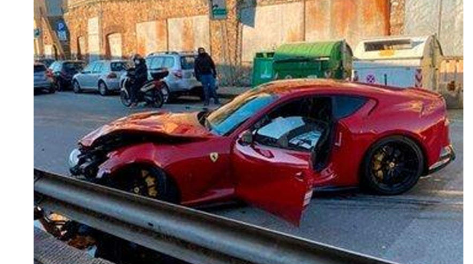 "Moyka" işçisi müştərinin 300 minlik "Ferrari"si ilə qəza törətdi  - VİDEO