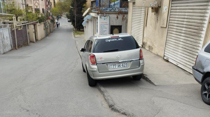 Bu sürücü səkini artıq şəxsi parkinqinə çevirib   - FOTO