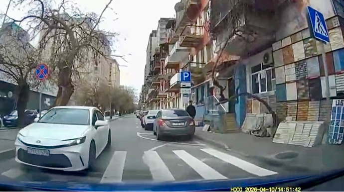 Bakıda əks yola çıxan sürücü ona xəbərdarlıq edən qadını təhqir etdi: “Dayı özünsən…”   - VİDEO