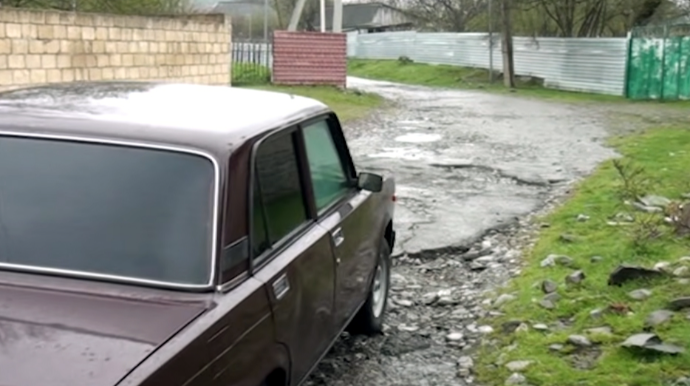 Aidiyyəti qurumların diqqət göstərmədiyi 3 km-lik yol – “Hamı köçüb gedir” - VİDEO 