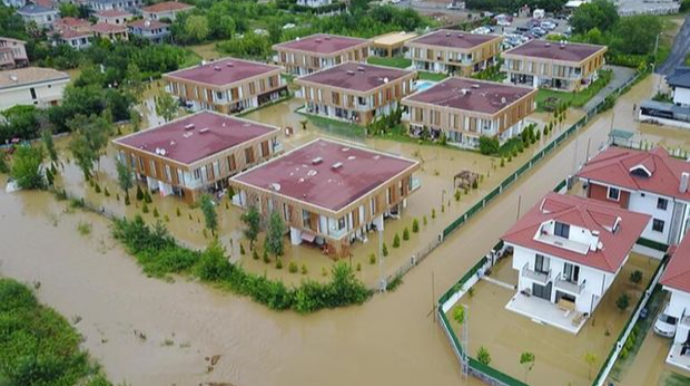 Türkiyədə sel nəqliyyatın hərəkətini ifliç etdi - VİDEO