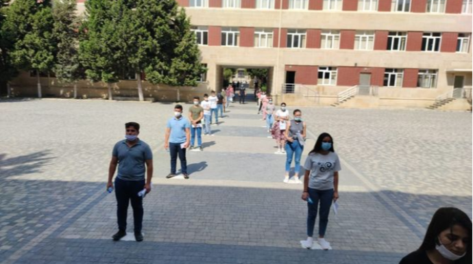 Buraxılış imtahanlarında karantin qaydalarına nəzarət edilir - FOTO 