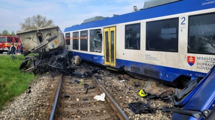 Qatarla yük maşını toqquşub: Ölü və yaralılar var - FOTOLAR 