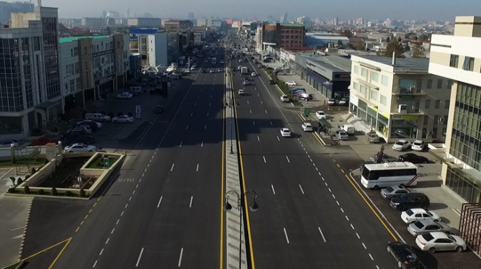 В Баку на этом проспекте тротуары оккупированы и превращены  в парковку - ВИДЕО 