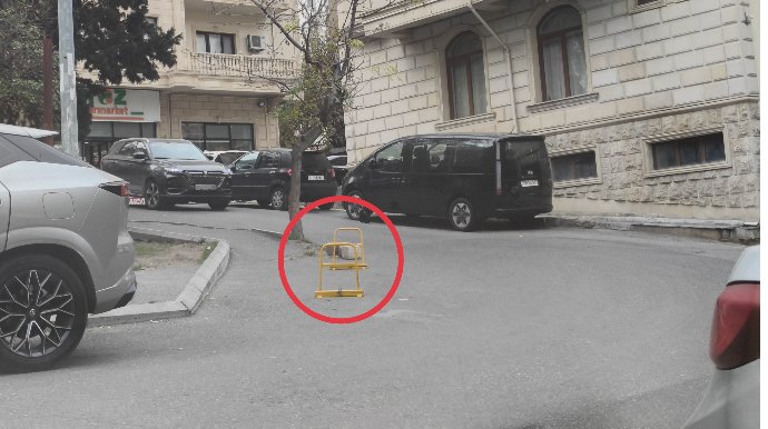 Özünə qanunsuz yer düzəldən sürücü döngəni zəbt etdi - FOTO